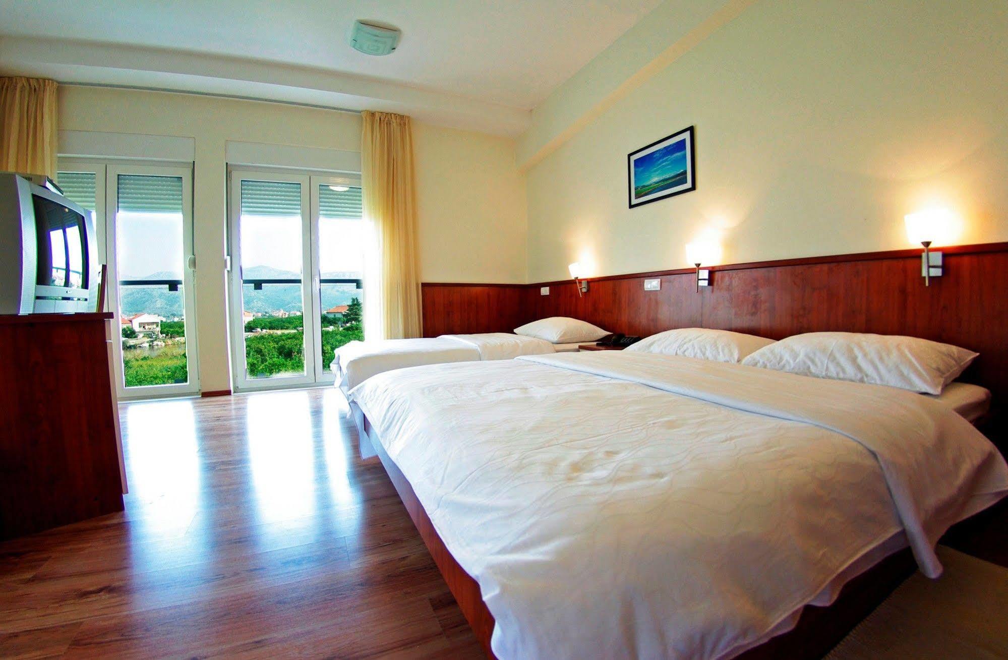 Hotel Merlot Opuzen  Екстериор снимка